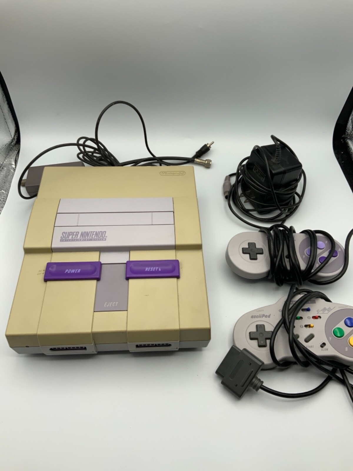 Super Nintendo Entertainment System: Console 2 Controllers OEM With Cables